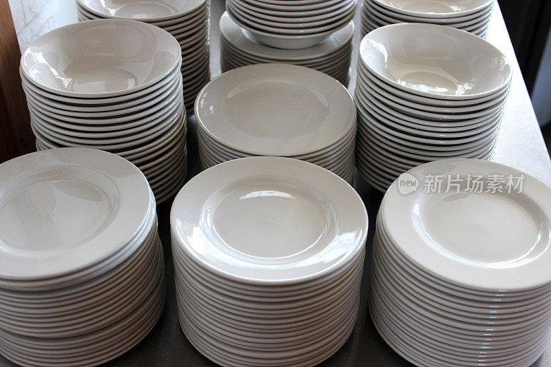 成堆/成堆的白色盘子的图像，商业厨房/自助餐